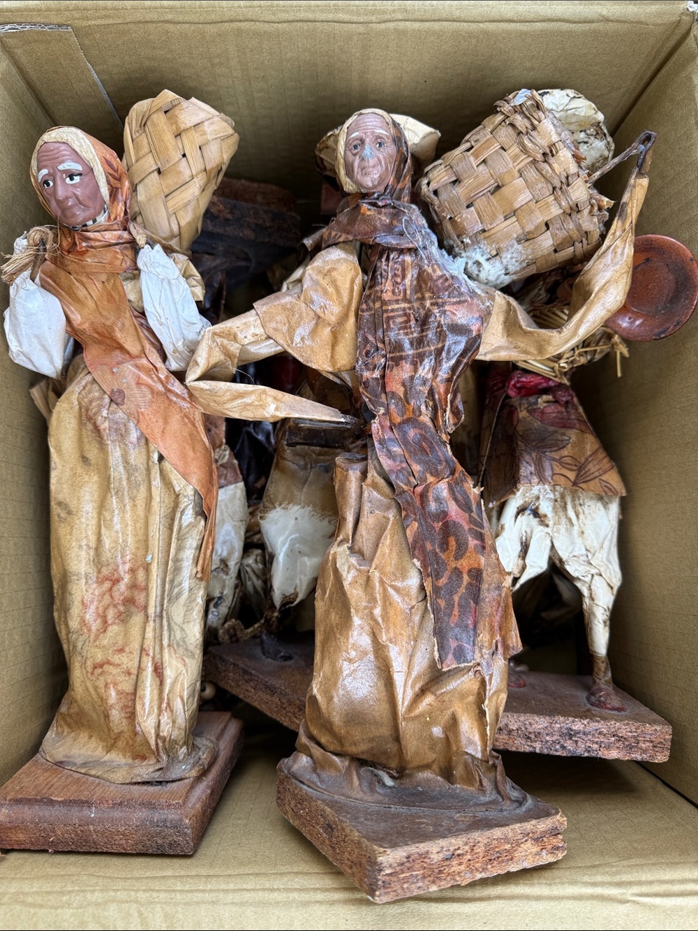 Mexican paper mache folk art figurines, 
– Set of 8